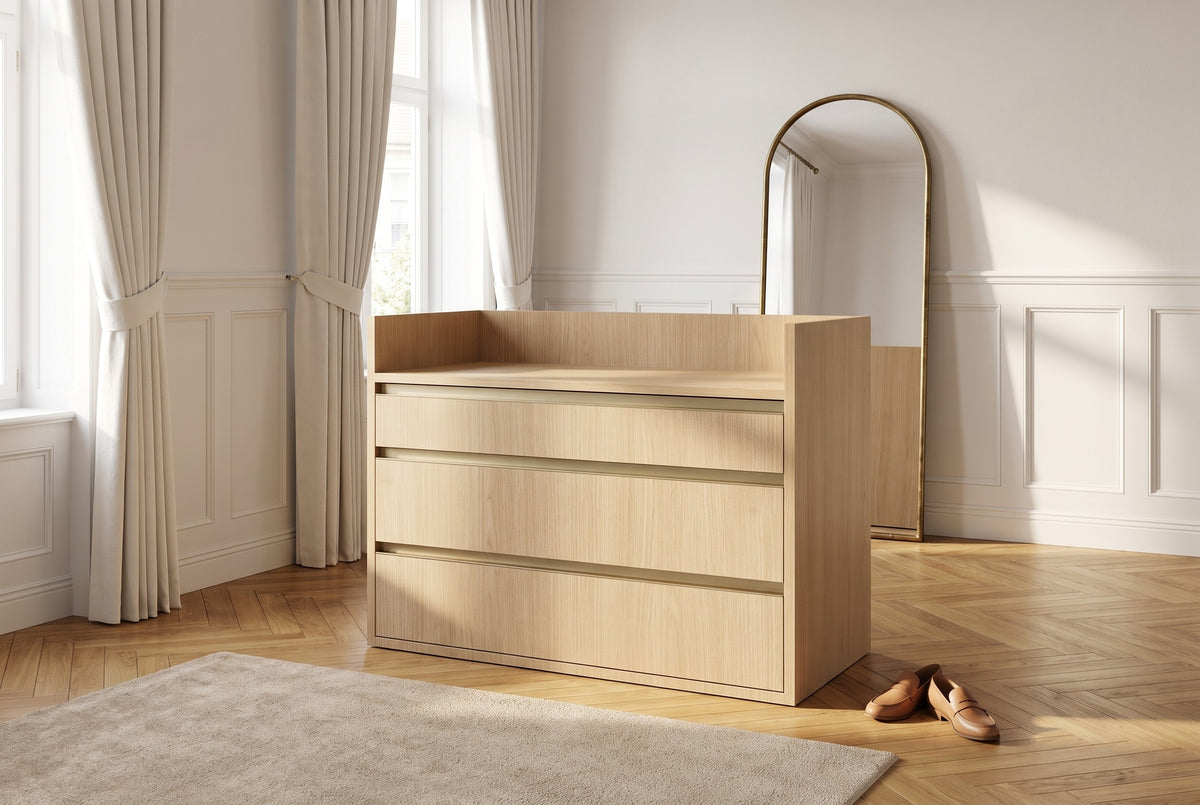 Isola-kleedkamereiland in Melamine · Rovere Miele in een lichte kleedkamer (AI-sfeerbeeld)