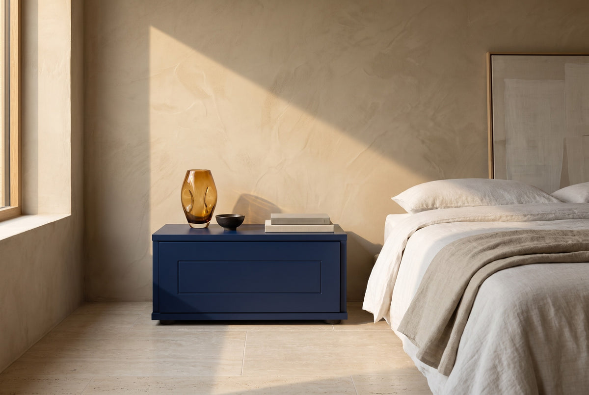 Zonda-nachtkastje in Matlak · Blu Oltremare in een lichte slaapkamer, gestyled (AI-sfeerbeeld)