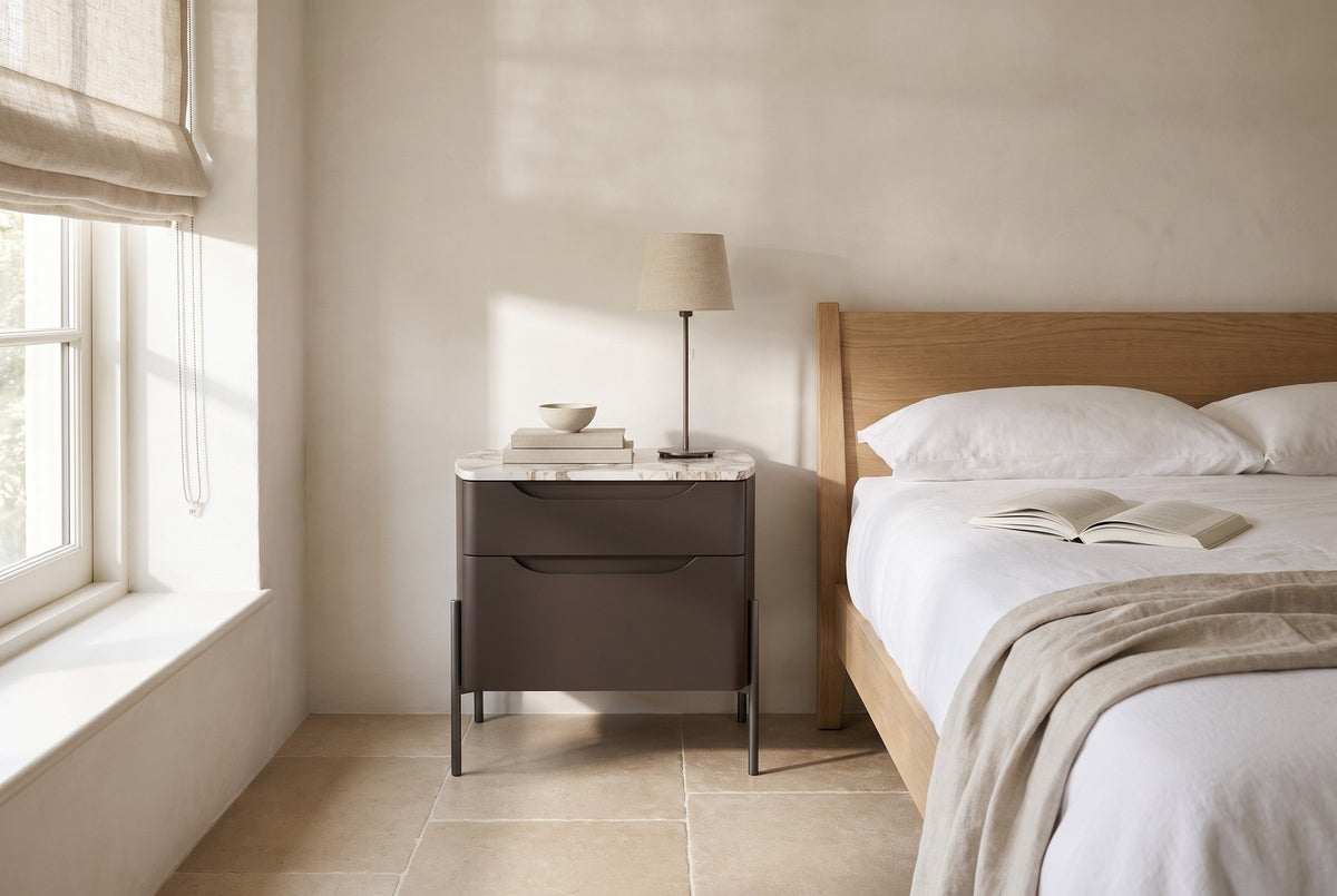 Ambra-nachtkastje in Matlak · Cacao in een lichte slaapkamer, gestyled (AI-sfeerbeeld)