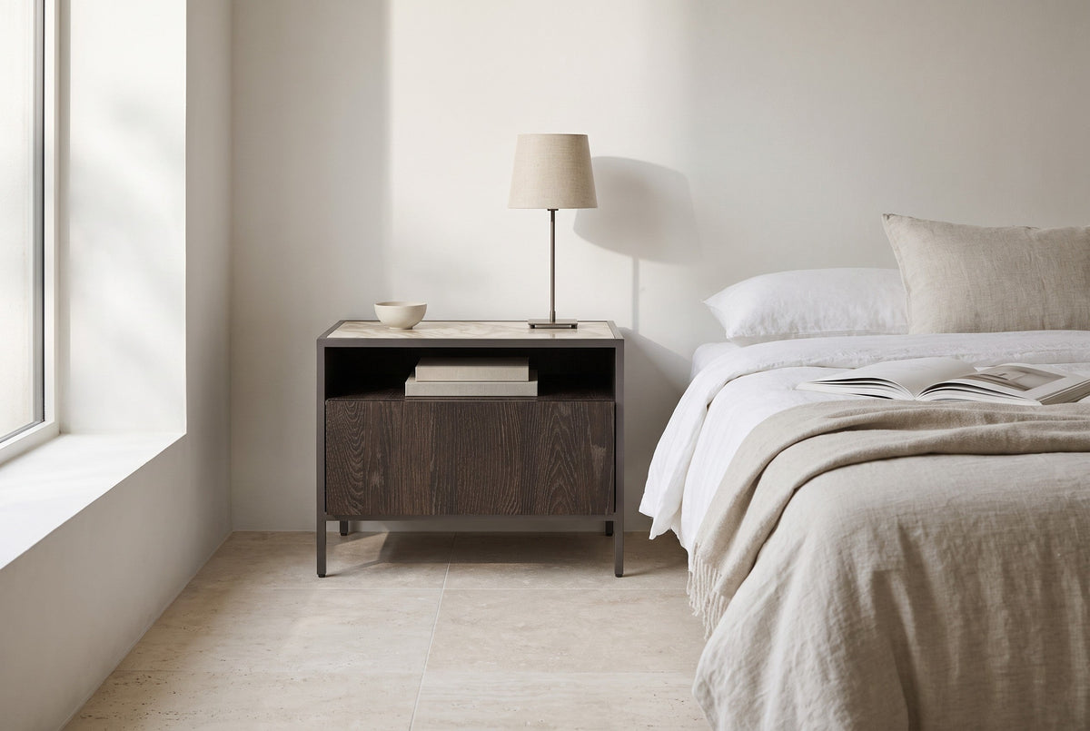 Ambra-nachtkastje in Melamine · Rovere Fiammato in een lichte slaapkamer, gestyled (AI-sfeerbeeld)