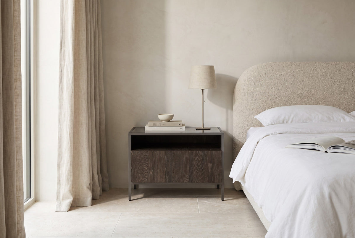 Ambra-nachtkastje in Melamine · Rovere Fiammato in een lichte slaapkamer, gestyled (AI-sfeerbeeld)