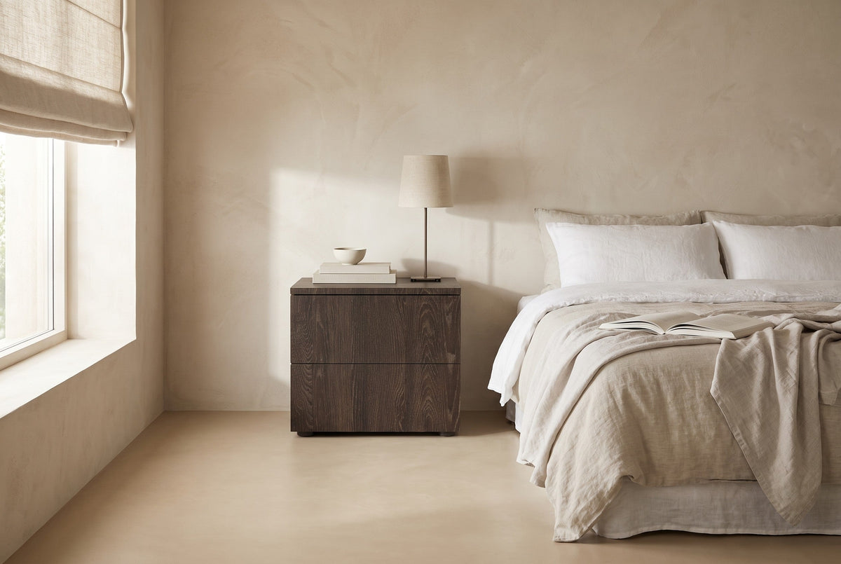 Ambra-nachtkastje in Melamine · Rovere Fiammato in een lichte slaapkamer, gestyled (AI-sfeerbeeld)