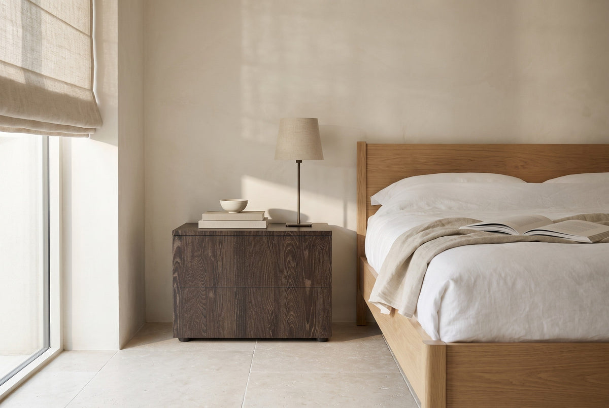 Ambra-nachtkastje in Melamine · Rovere Fiammato in een lichte slaapkamer, gestyled (AI-sfeerbeeld)