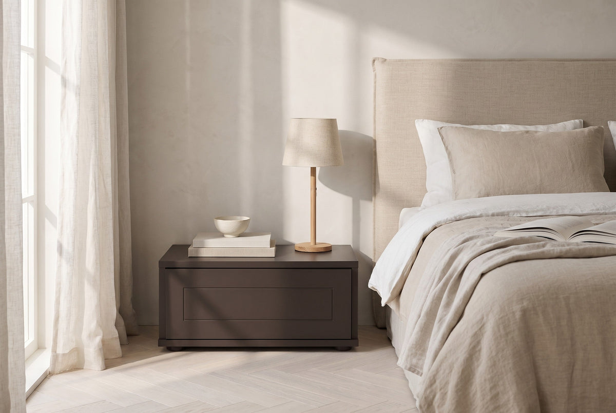 Ambra-nachtkastje in Matlak · Cacao in een lichte slaapkamer, gestyled (AI-sfeerbeeld)