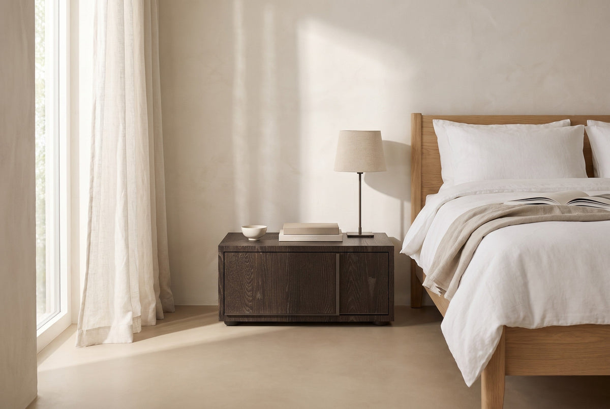 Ambra-nachtkastje in Melamine · Rovere Fiammato in een lichte slaapkamer, gestyled (AI-sfeerbeeld)