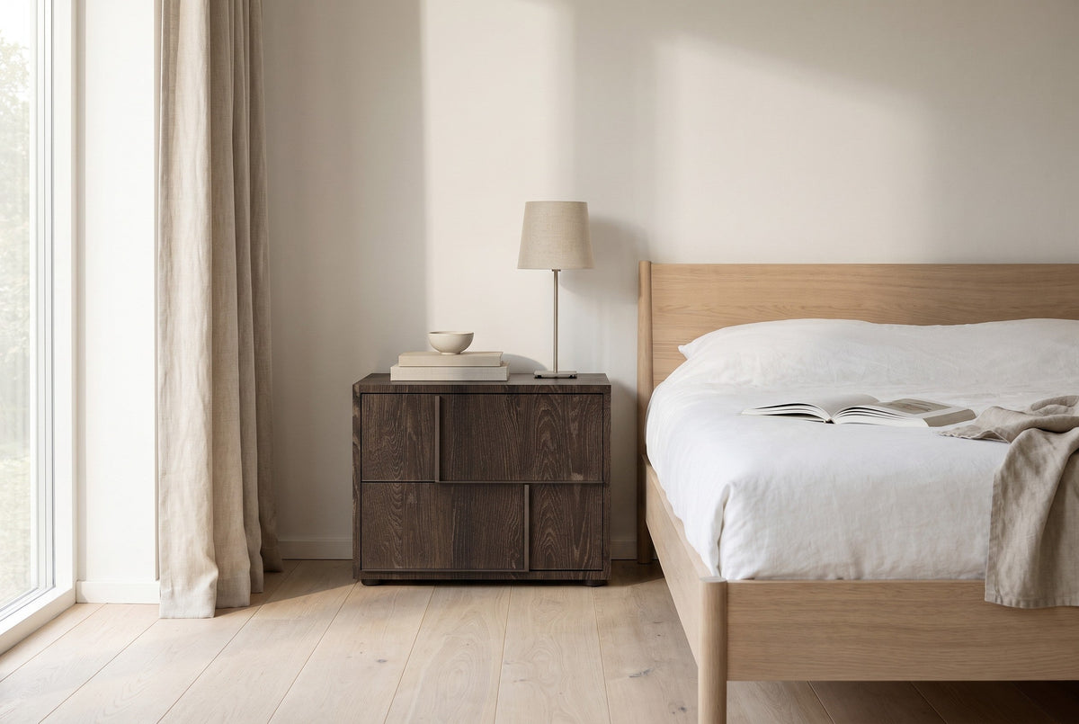 Ambra-nachtkastje in Melamine · Rovere Fiammato in een lichte slaapkamer, gestyled (AI-sfeerbeeld)