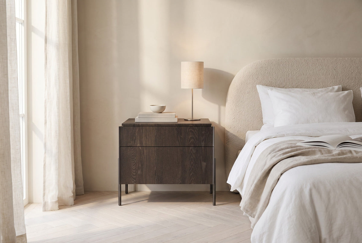 Ambra-nachtkastje in Melamine · Rovere Fiammato in een lichte slaapkamer, gestyled (AI-sfeerbeeld)