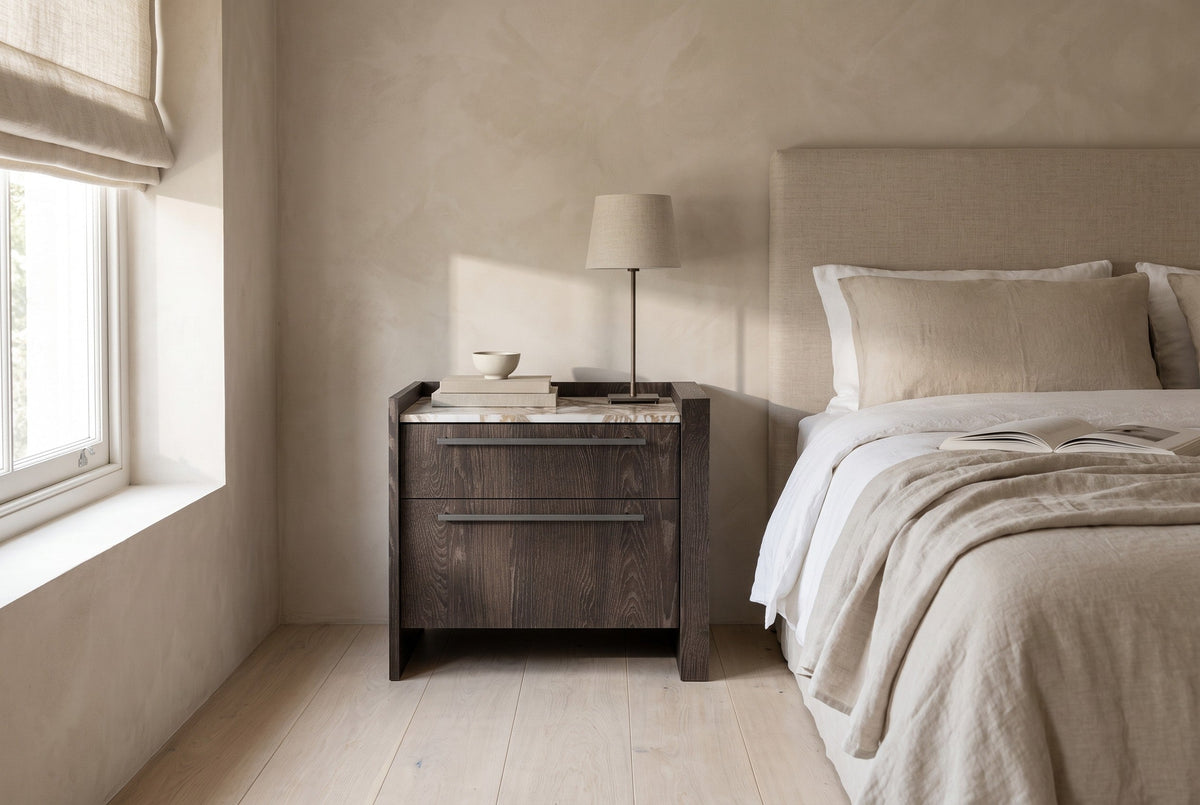 Ambra-nachtkastje in Melamine · Rovere Fiammato in een lichte slaapkamer, gestyled (AI-sfeerbeeld)