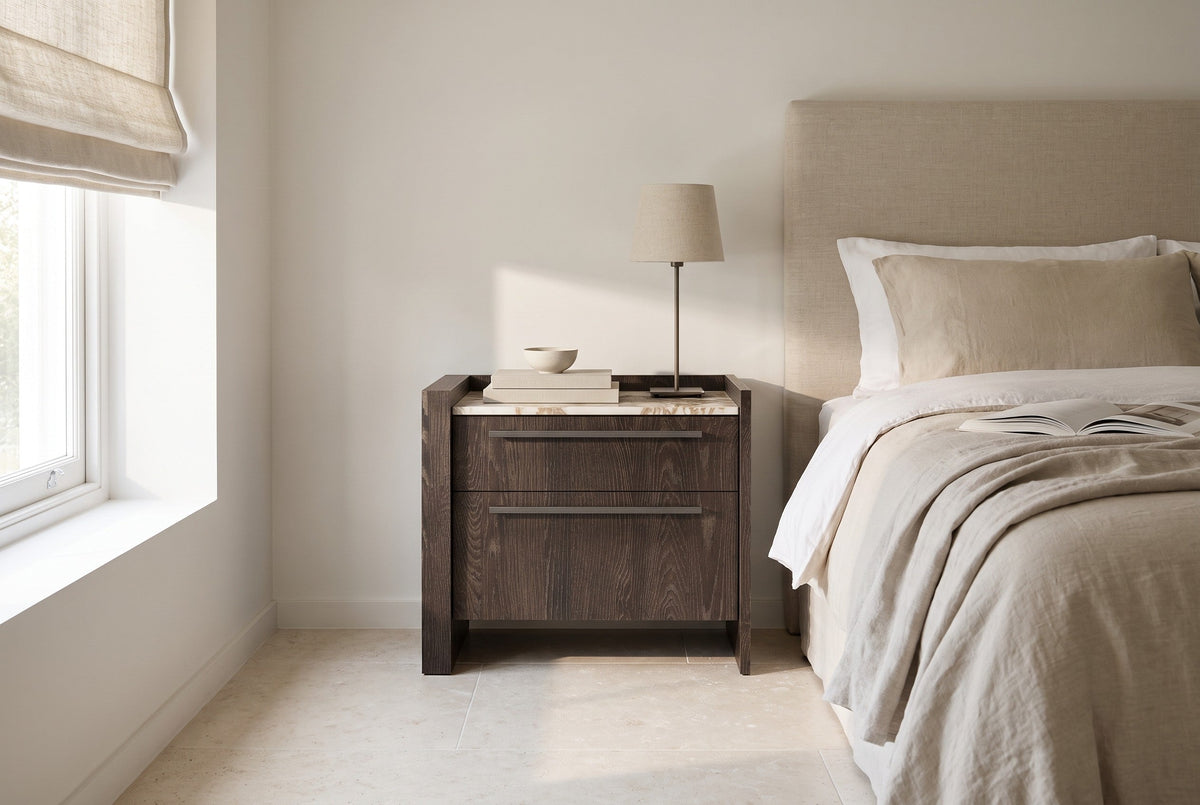 Ambra-nachtkastje in Melamine · Rovere Fiammato in een lichte slaapkamer, gestyled (AI-sfeerbeeld)