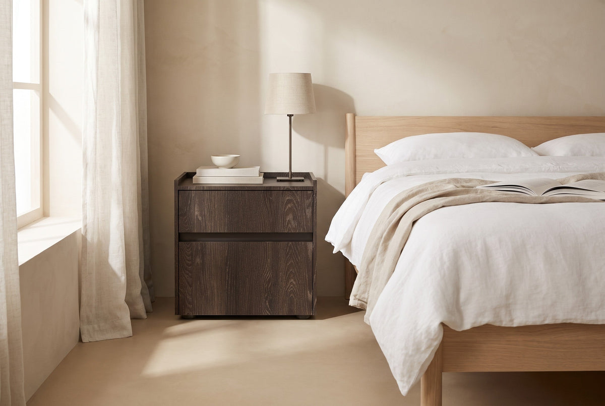 Ambra-nachtkastje in Melamine · Rovere Fiammato in een lichte slaapkamer, gestyled (AI-sfeerbeeld)
