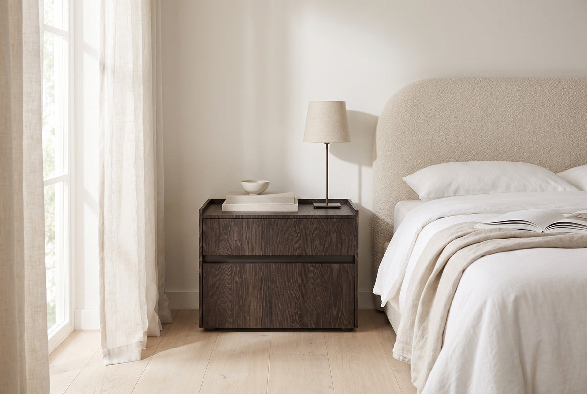 Ambra-nachtkastje in Melamine · Rovere Fiammato in een lichte slaapkamer, gestyled (AI-sfeerbeeld)